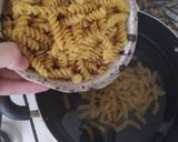 Foto del paso 1 de la receta: Fusilli con pesto de albahaca, tomates secos y champis
