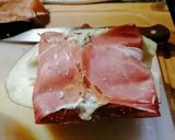 Foto del passaggio 3 della ricetta Barchette di melanzane ripiene di ricotta, polpa di melanzana, pecorino romano, avvolto nello speck