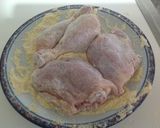 Foto del passaggio 1 della ricetta Cosce e sovracosce di pollo alla birra, e patate