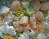 Foto del paso 4 de la receta: Cuadraditos de pollo con verduras y calabacín