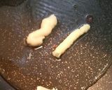 A picture of step 4 of Stir-fried Bean Sprouts and Prawns with Salt and Garlic.