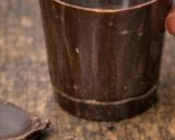 Foto del passaggio 2 della ricetta Tazzine di Cioccolato Riciclate dall' Uovo di Pasqua con Mousse Senza Zucchero