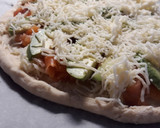 Foto del paso 3 de la receta: Pizza de salmón y aguacate