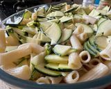 Une image de l'étape 2 de Gratin de pâtes aux courgettes.