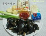 Hình bước làm 1 của món Canh vẹm cay 홍합매운탕