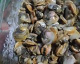 Foto langkah ke 1 dari resep Tumis Kerang Ala Warteg.