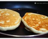 A picture of step 3 of Chewy Crumpets.