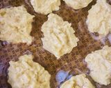Foto del paso 2 de la receta: BOCADOS DE PURÉ DE PAPAS Y QUESO EN HEBRAS 🥔🧀🍽️🍷