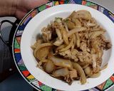 A picture of step 12 of Stir-Fried Pork with Onions.