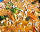 Foto del paso 6 de la receta Curry rojo con pollo, verduras, garbanzos y leche de coco