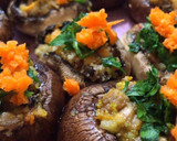 Foto del paso 1 de la receta: Champiñones rellenos de almendra zanahoria y diente de león