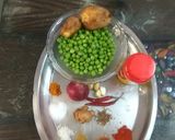 A picture of step 1 of Hari Matar ki Daal.