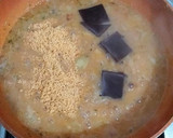 Foto del paso 7 de la receta: Muslos de pollo en salsa de cebolla con chocolate y frutos secos