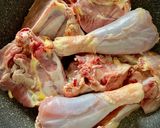 Foto del paso 1 de la receta: Pollo marinado con salsa de palosanto (caqui/kaki)