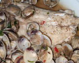 Foto del paso 5 de la receta: Filete de lubina en salsa de chirlas