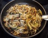 Foto del paso 3 de la receta Lechuga al vapor con cebolla y champiñones