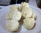 Foto langkah ke 5 dari resep Bekal Cihuy Si Kecil: noodles roll, potato cheese balls and yumyum salad 👦👧 (sosis otak-otak gulung mie, bola-bola kentang keju dan salad sayuran yumyum).