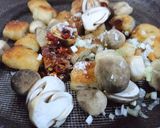 Hình bước làm 2 của món Mì căn kho nấm rơm chay