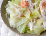 A picture of step 7 of Simple Salt-Flavored Pan-Steamed Udon Noodles with Chinese Cabbage and Shrimp.