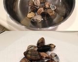 A picture of step 1 of Authentic Vongole Rosso Clam Pasta.