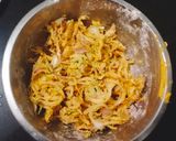 A picture of step 2 of Crispy Onion Pakoda.