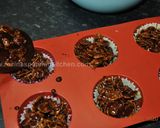 A picture of step 4 of Chocolate Crispy Cakes کاپ کیک کورن فلکس.