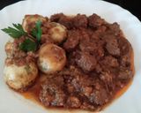 Ancsyka-féle sörös marhapörkölt, vele főtt petrezselymes burgonyagombóccal recept fázis 9 fotója