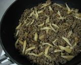 A picture of step 5 of Spicy Meat Soboro and Mushroom Rice Bowl.