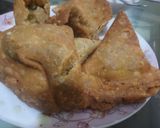 A picture of step 1 of Samosa phulki chaat.