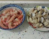 Foto del paso 4 de la receta: Alcachofas con almejas y langostinos