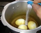 A picture of step 2 of Garlic Egg Curry.