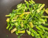 Hình bước làm 1 của món Bông cải xào nấm(stir-fried Baby Broccoli with mushrooms)