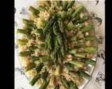 Une image de l'étape 3 de Asperges vertes à la quinoa feta et persil sauce balsamique.