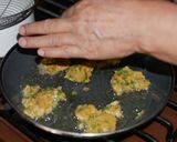 Foto del paso 2 de la receta: Croquetas de salmón en lata