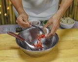รูปขั้นตอนการทำที่ 2 ของ ยําหมูยอ สูตรน้ำยำปลาร้าแซ่บนัว