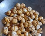 A picture of step 2 of Spicy Makhana.