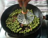 A picture of step 2 of Peas Paneer Potali.