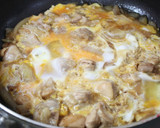 A picture of step 5 of Rich Stir-Fried Oyako Chicken and Egg Rice Bowl.