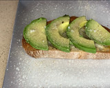 Foto del paso 2 de la receta: Tostada de aguacates y cherrys