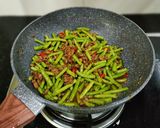 Foto langkah ke 7 dari resep Tumis Baby Buncis Singapore.