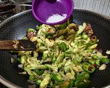 Foto langkah ke 5 dari resep Tumis Bunga Turi Cabe Gendot.