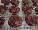 Foto langkah ke 7 dari resep 86. Brownies Cup Panggang.