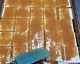 A picture of step 4 of Candied bacon crackers.