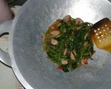 Foto langkah ke 7 dari resep Tumis kangkung sosis saus tiram.