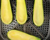 Foto del paso 1 de la receta: Calabacitas rellenas en freidora de aire