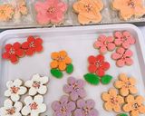 Foto langkah ke 6 dari resep Flower Cookies With Royal Icing.
