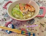 A picture of step 5 of Shrimp and Loofah Yi Mein Noodle Soup.