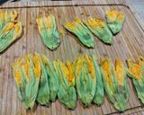 Foto del passaggio 2 della ricetta Schiacciata di fiori di zucca fritti con alici🌿🐟