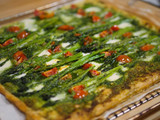 Hojaldre de espárragos y pesto