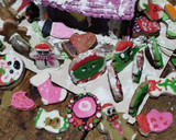 Foto del paso 7 de la receta: Mi casita de jengibre!! Con mucho chocolate,glasé y mucho color!!🧑‍🎄🧑‍🎄🎄🎄🎁🎇🎇